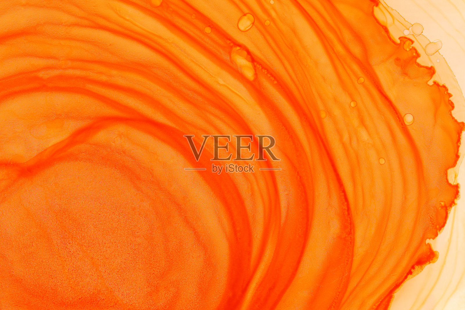 鲜橙色酒精墨水墙纸。手绘抽象水彩背景。画笔橙色中风。插画图片素材