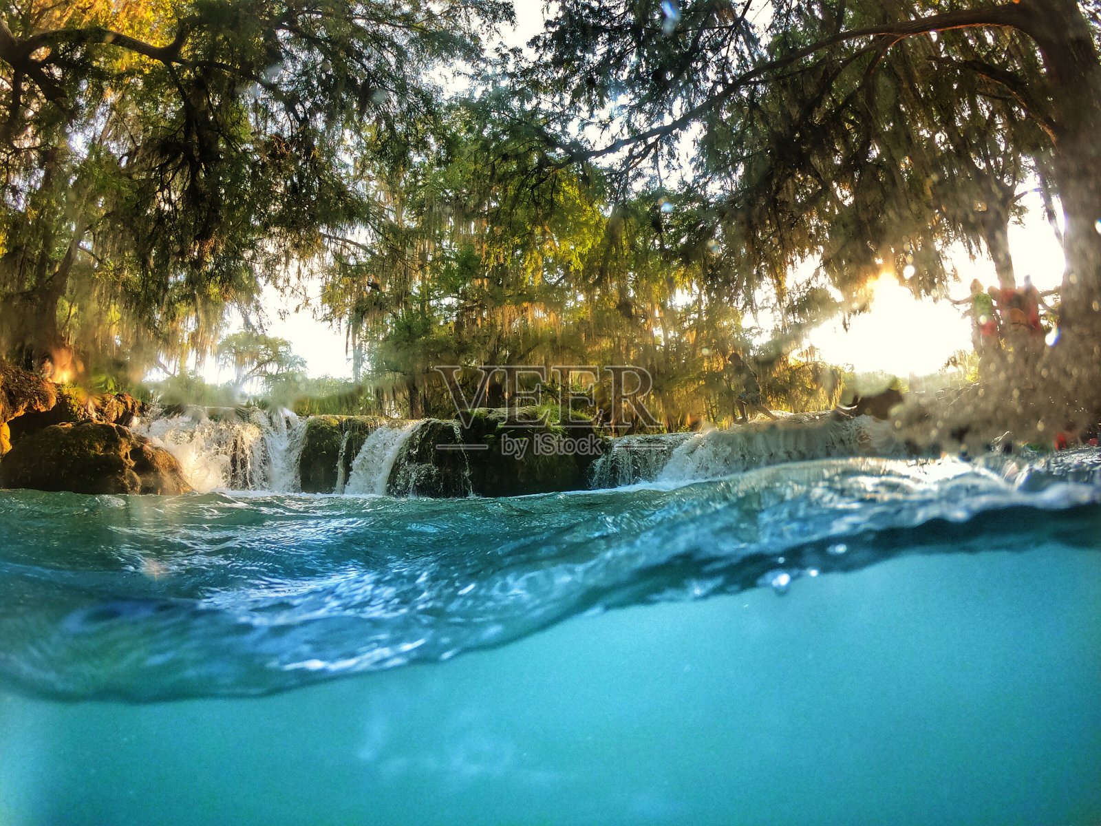 来自墨西哥瓦斯特卡波托西纳瀑布清澈的水。照片摄影图片