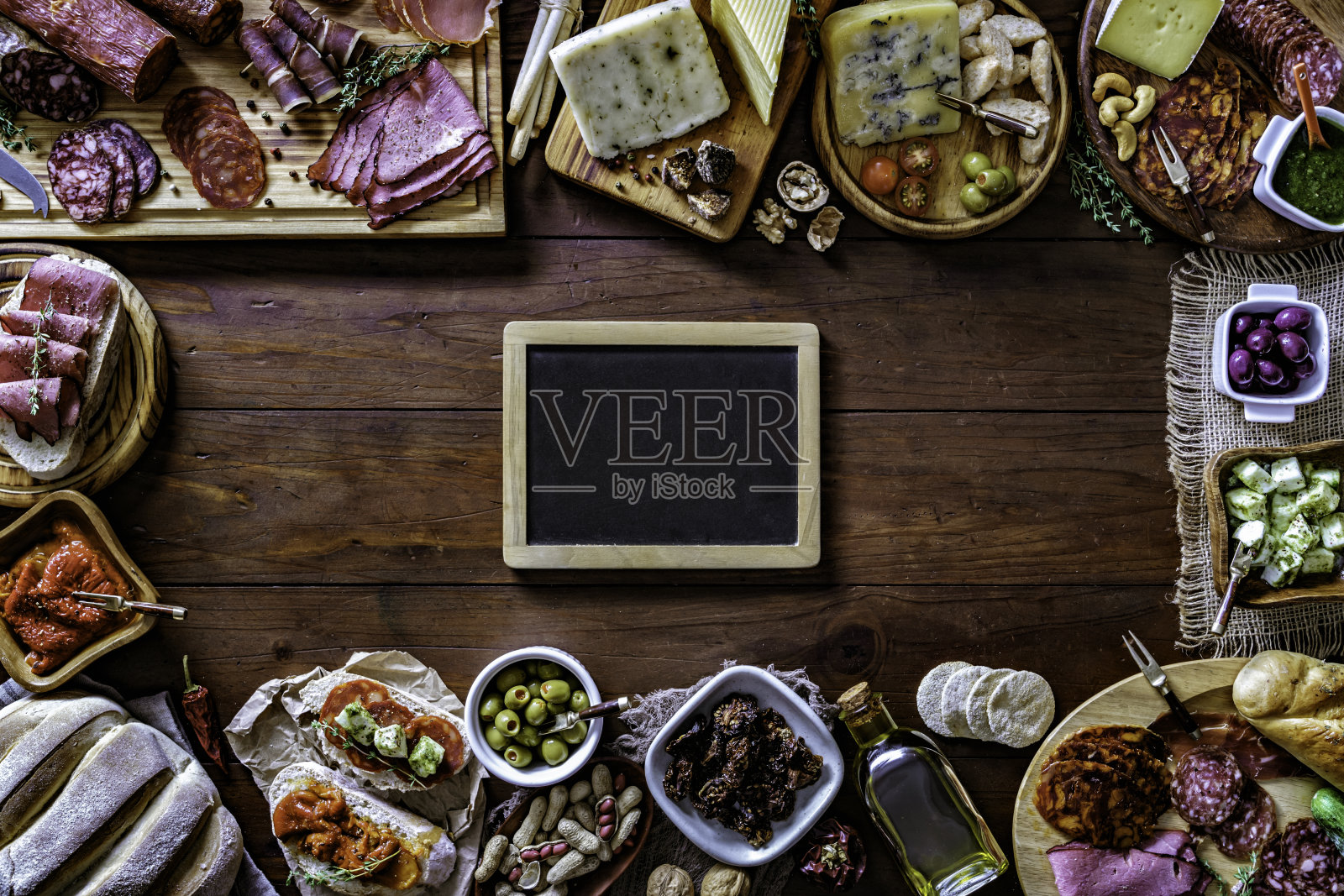 什锦火腿腿和奶酪美味的开胃菜在质朴的木桌与拷贝空间在一个框架照片摄影图片