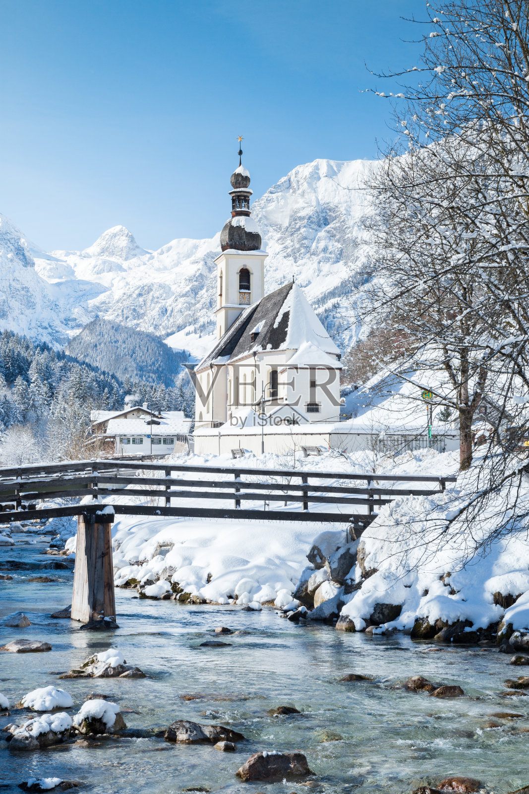 冬天的拉姆绍教堂，德国巴伐利亚州贝希特斯加德纳地照片摄影图片
