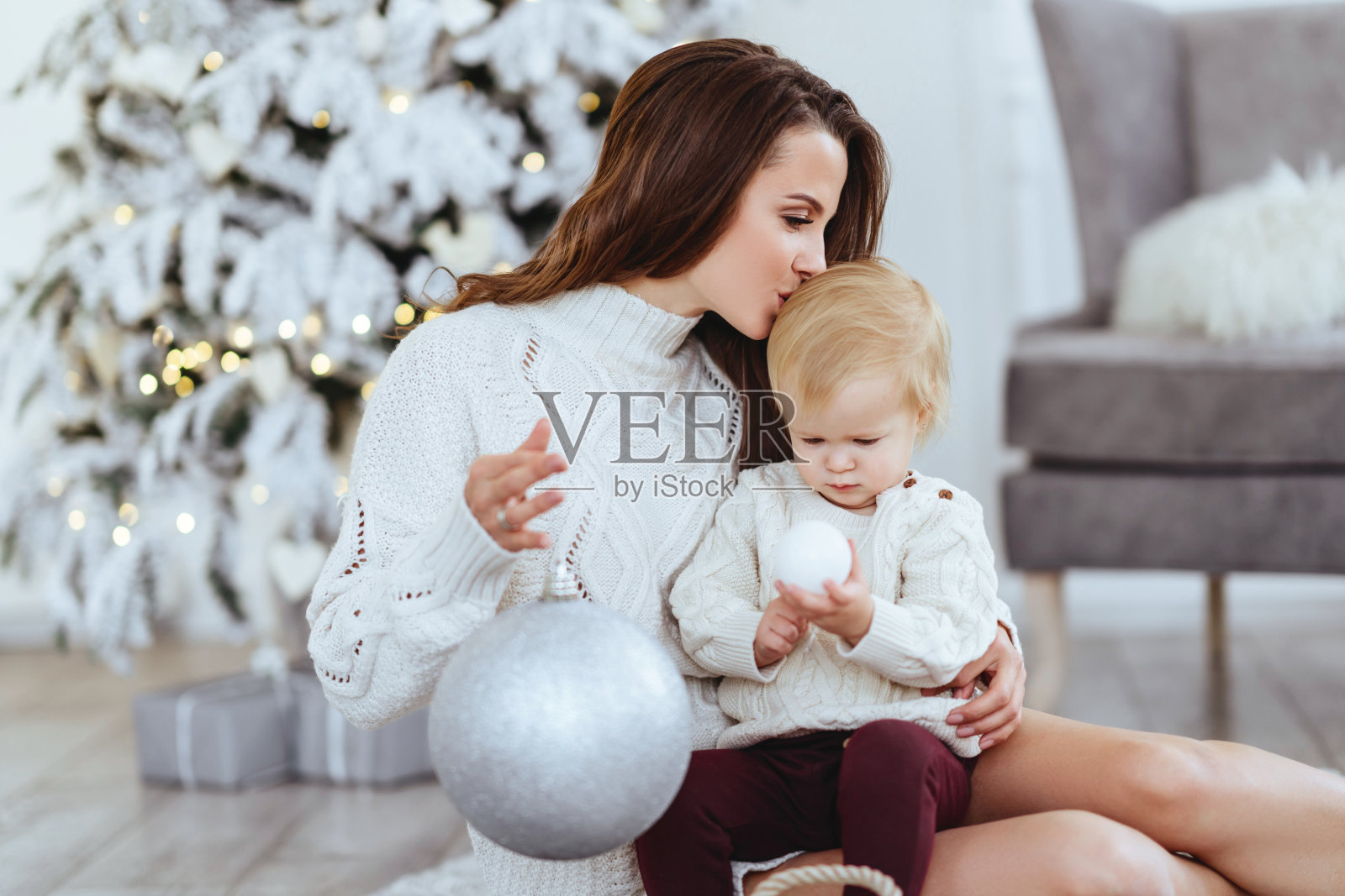 肖像快乐的母亲和婴儿装饰圣诞树照片摄影图片