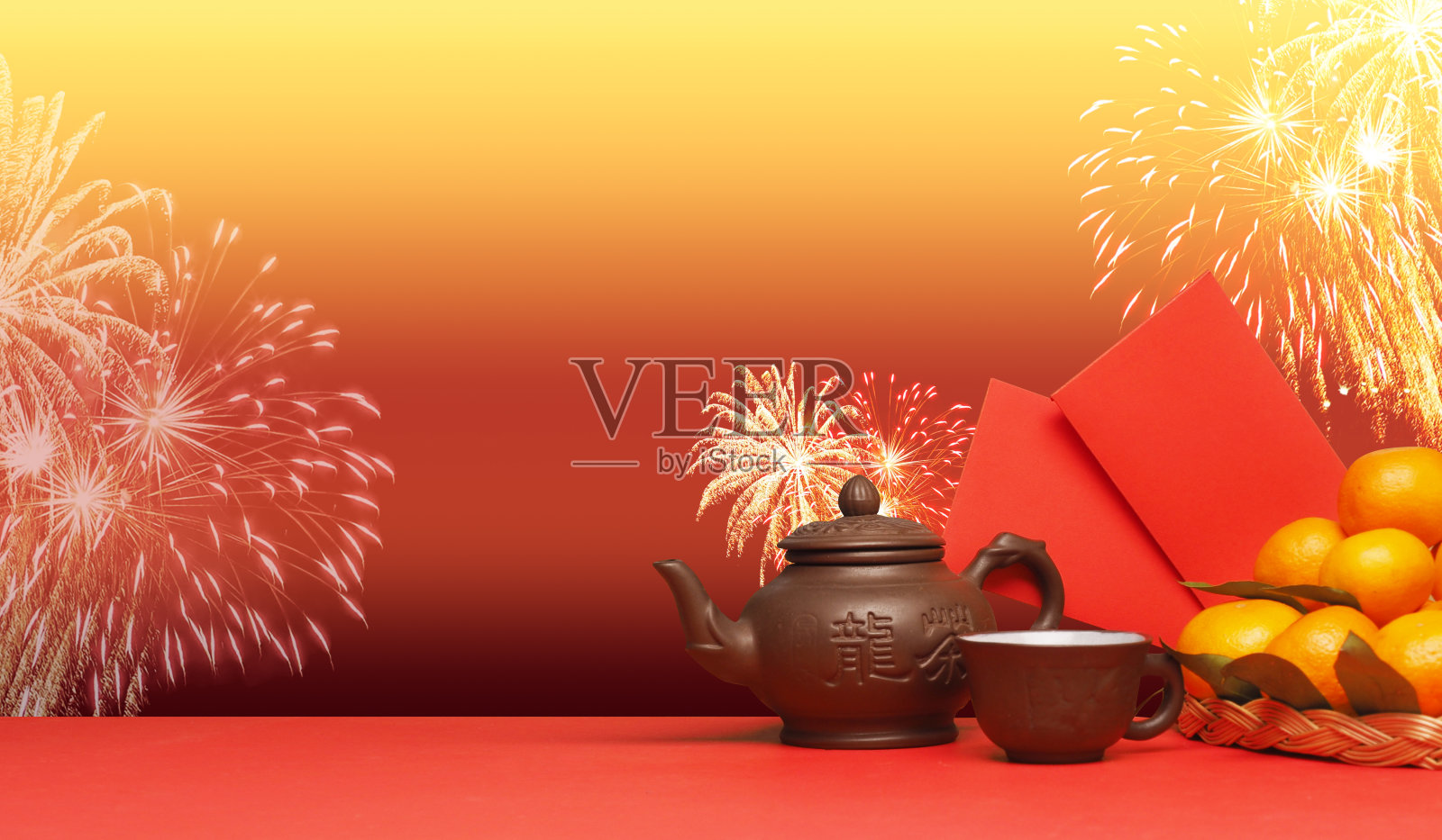 中国新年。中国新年的节日装饰。茶壶上的题字是“龙茶”，意为“龙茶”。照片摄影图片