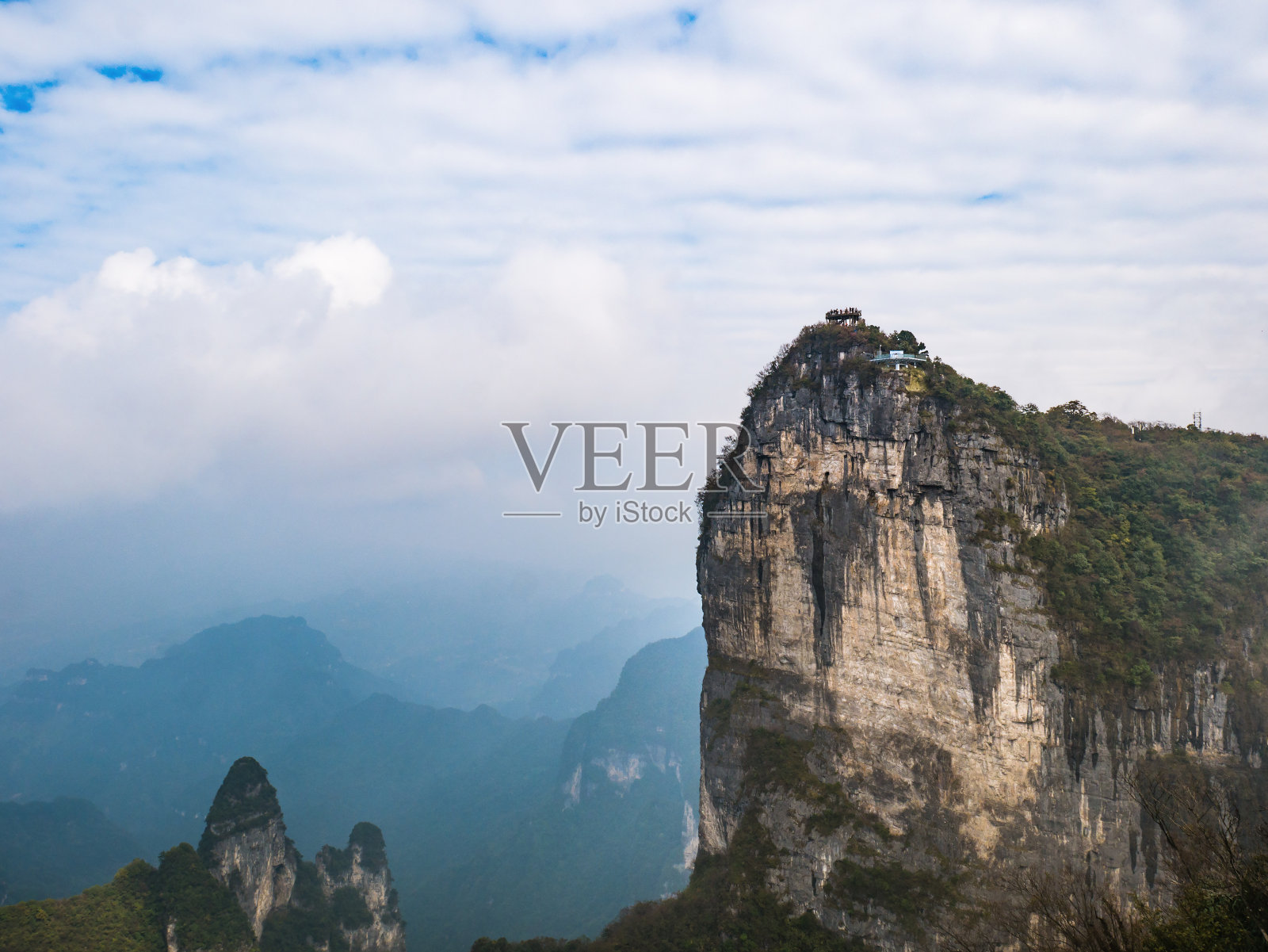 中国张家界天门山国家公园的美丽景色和晴朗的天空。照片摄影图片