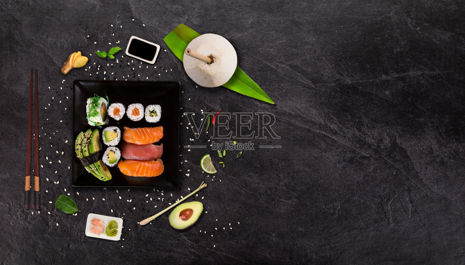 日本寿司设置在黑色的石头背景照片摄影图片