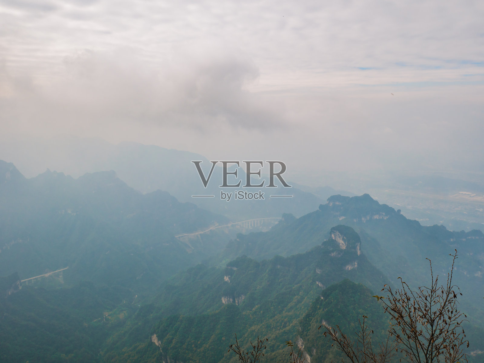 中国张家界天门山国家公园的美丽景色和晴朗的天空照片摄影图片