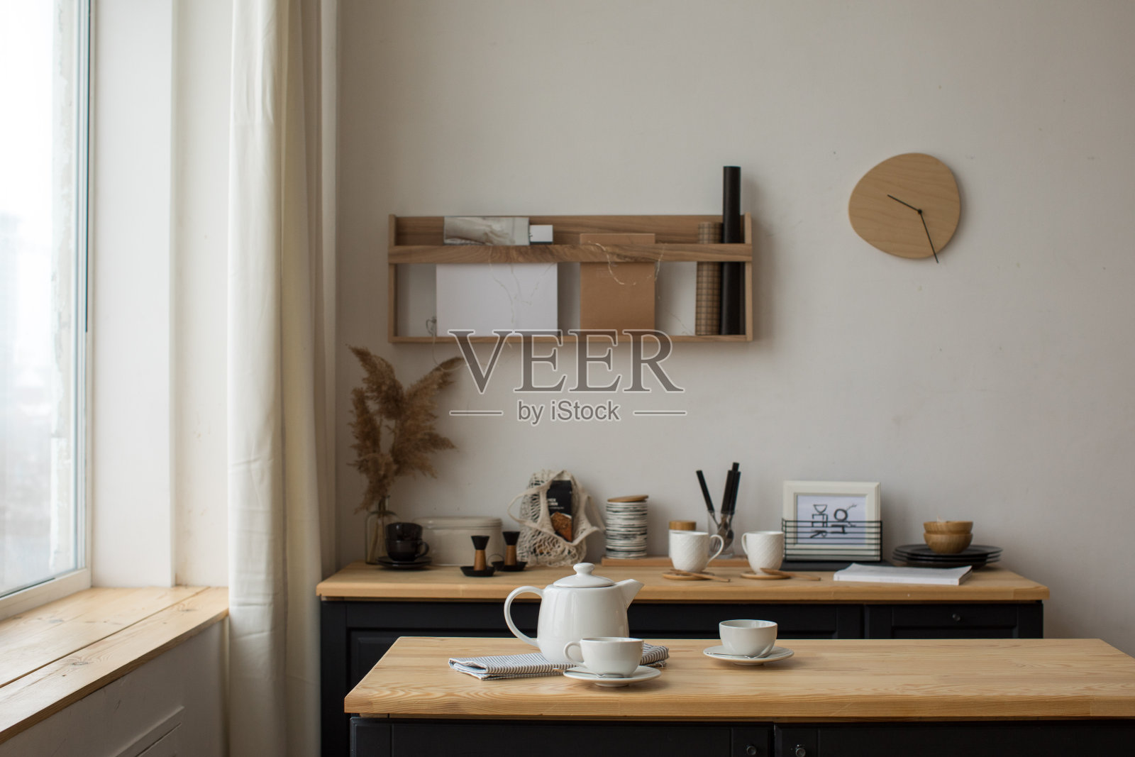 厨房茶桌上的白色茶具照片摄影图片