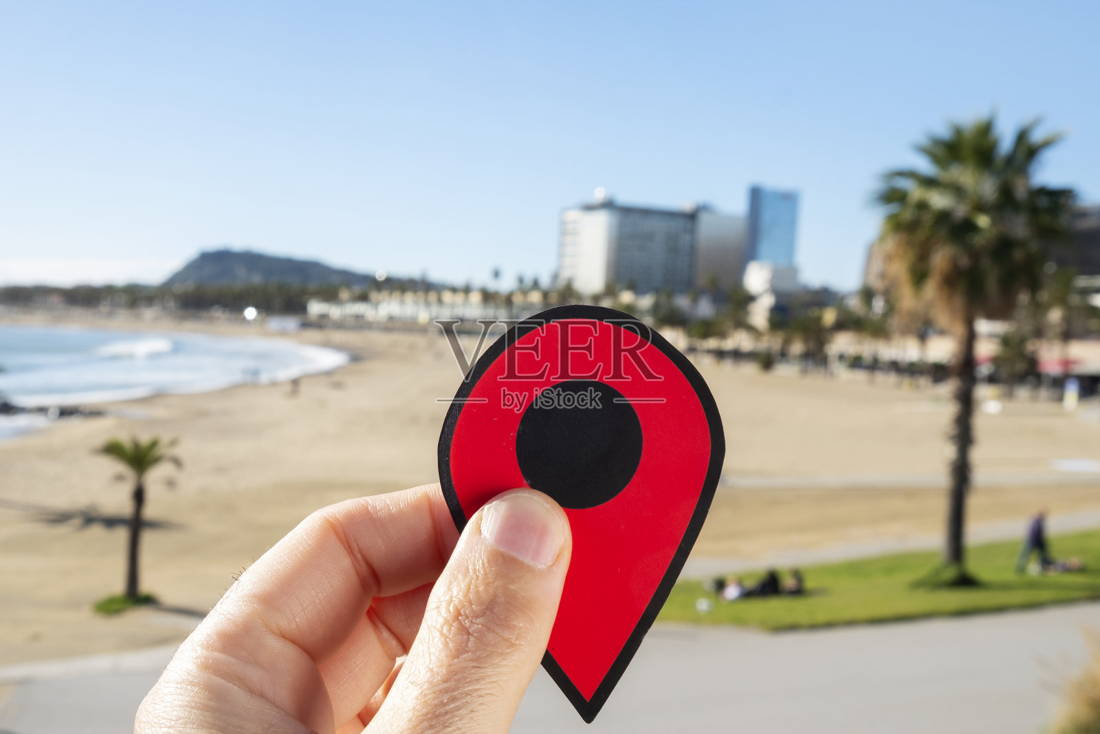 巴塞罗那萨莫罗斯特罗海滩上的红色标记照片摄影图片