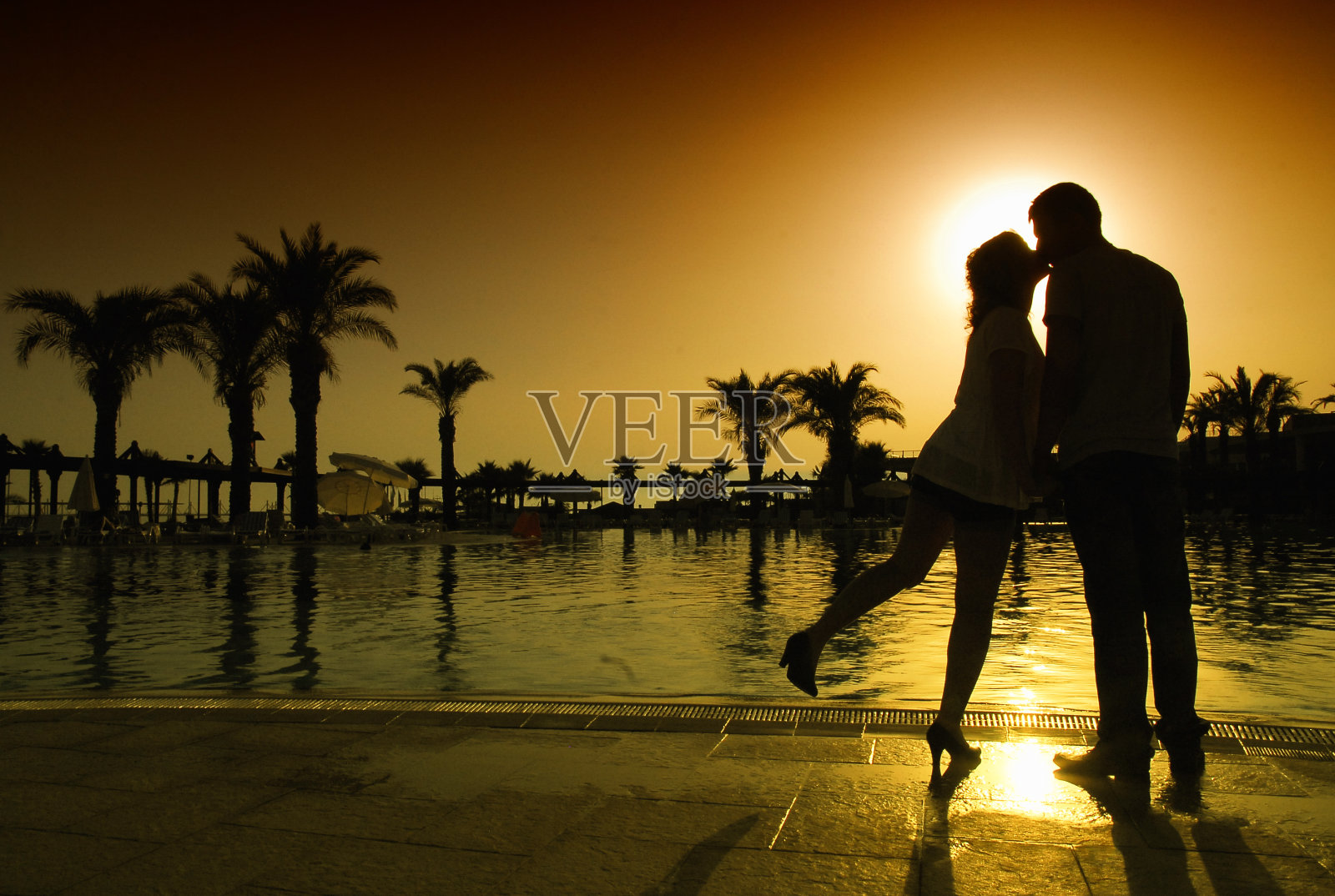 年轻夫妇的剪影在风景优美的日落照片摄影图片