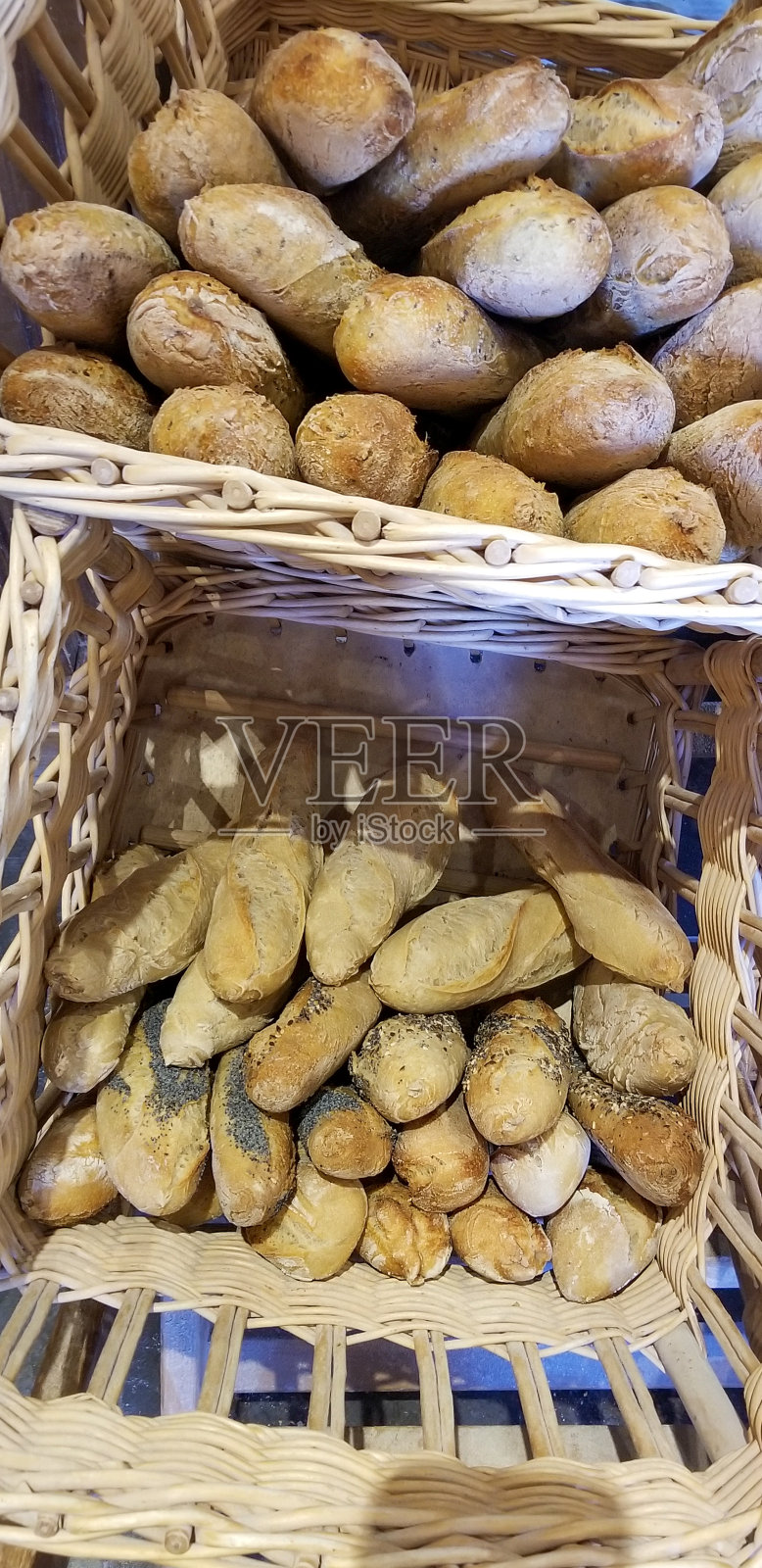 法国面包房篮子里的面包照片摄影图片