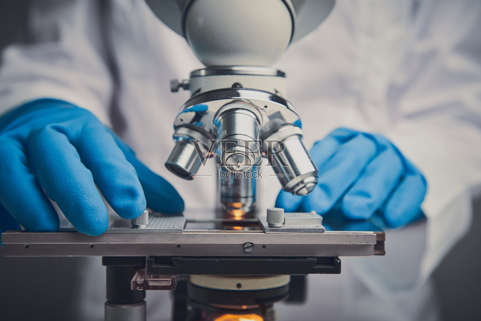 实验室用金属透镜显微镜的特写镜头。照片摄影图片