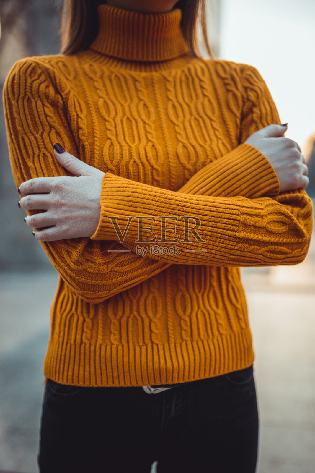 冬天在户外穿着橙色毛衣的女人照片摄影图片
