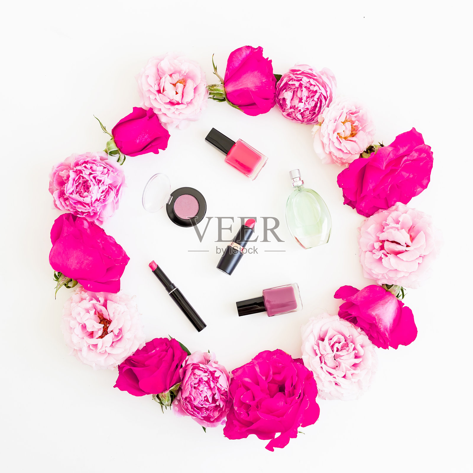 美丽的组成与粉红色的花和芳香的女性化妆品在白色的背景。前视图。平躺照片摄影图片