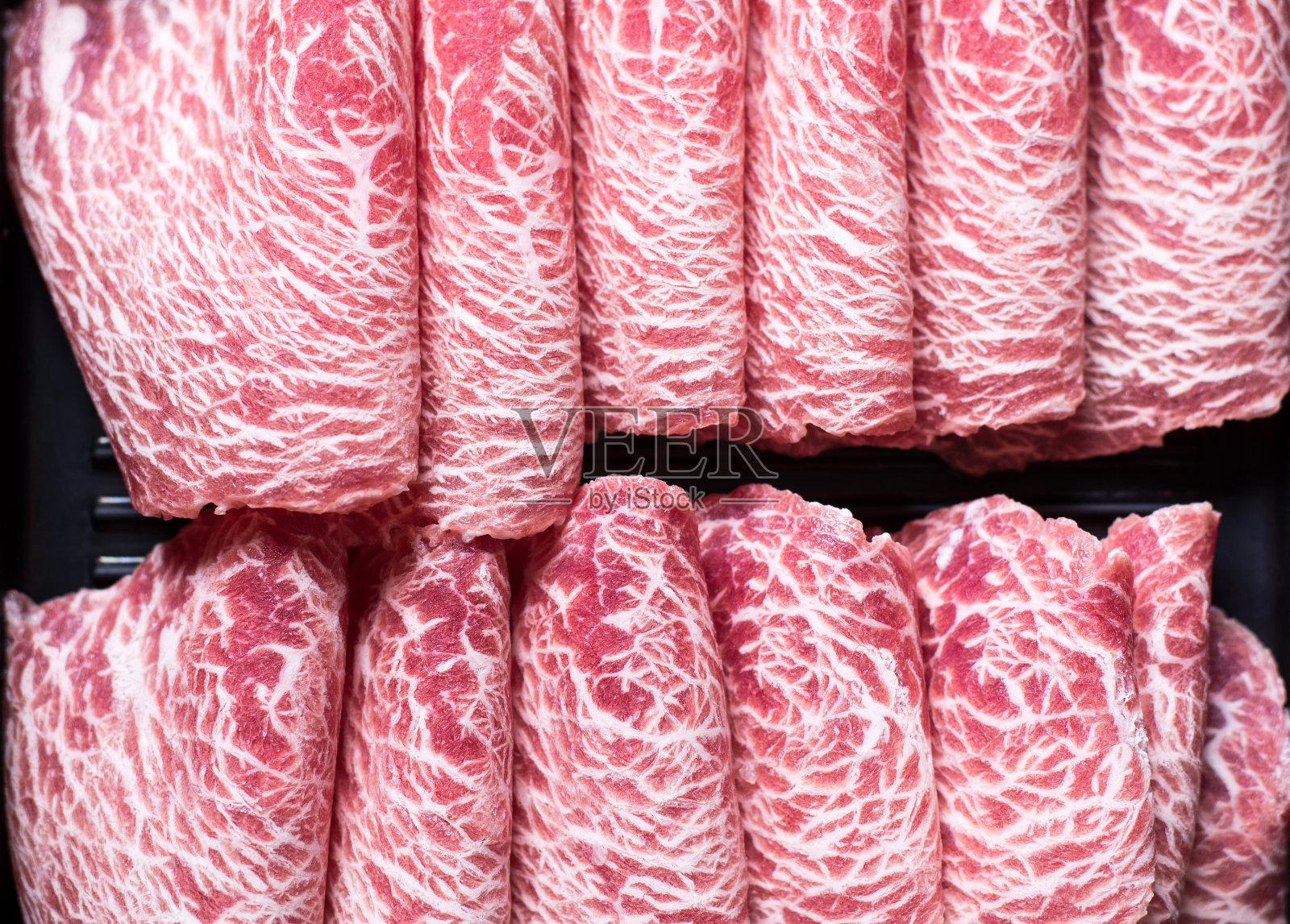 冷冻肉或牛肉在泡沫盘消费，原料质地，生酮饮食照片摄影图片