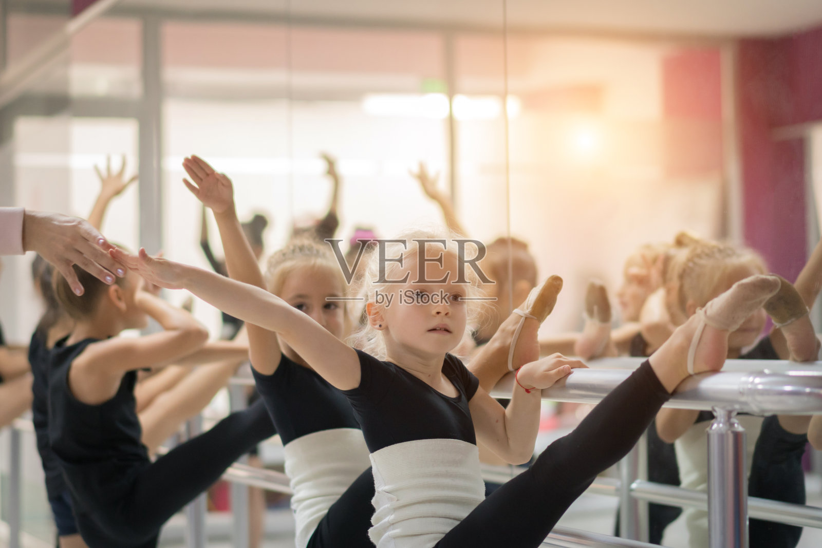 芭蕾舞教练在学校课堂上教芭蕾舞照片摄影图片