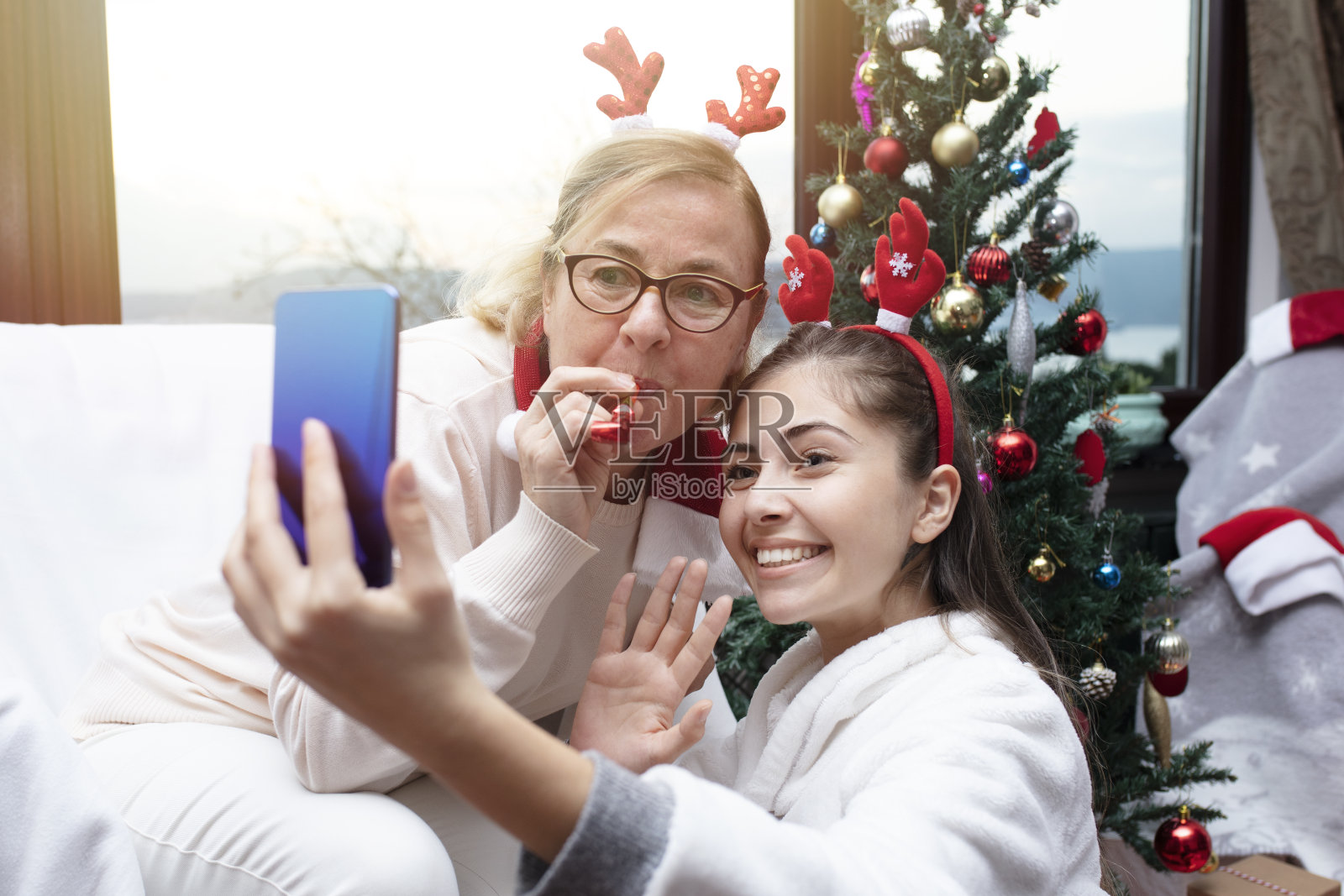 母亲和女儿与家人在圣诞节视频聊天照片摄影图片
