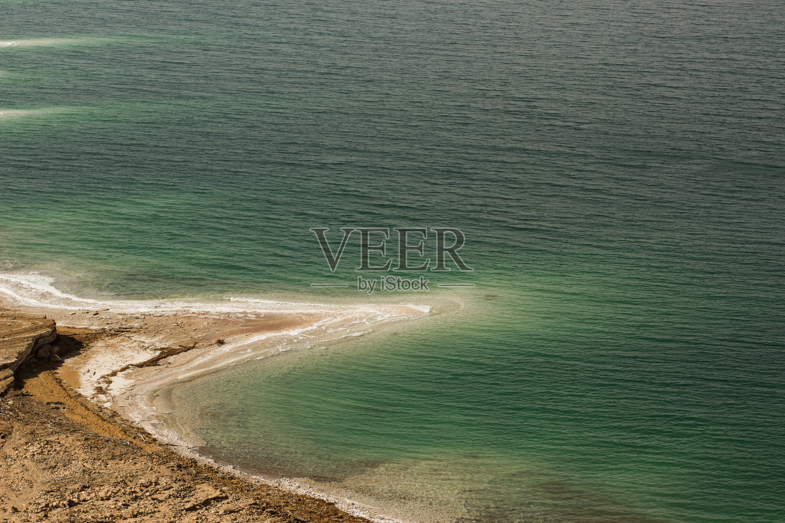 死海野生海滩与盐悬崖在约旦中东国家航空景观摄影与空白的副本空间为您的文本照片摄影图片