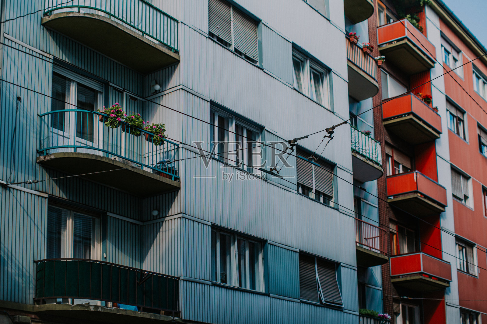 匈牙利布达佩斯，旧的彩色公寓建筑外观照片摄影图片