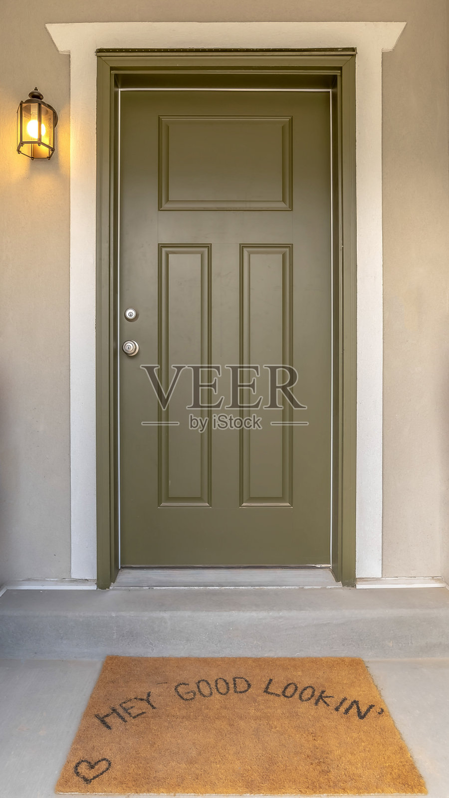 竖框嘿好看的字在棕色的门垫上，在一个家的前门照片摄影图片