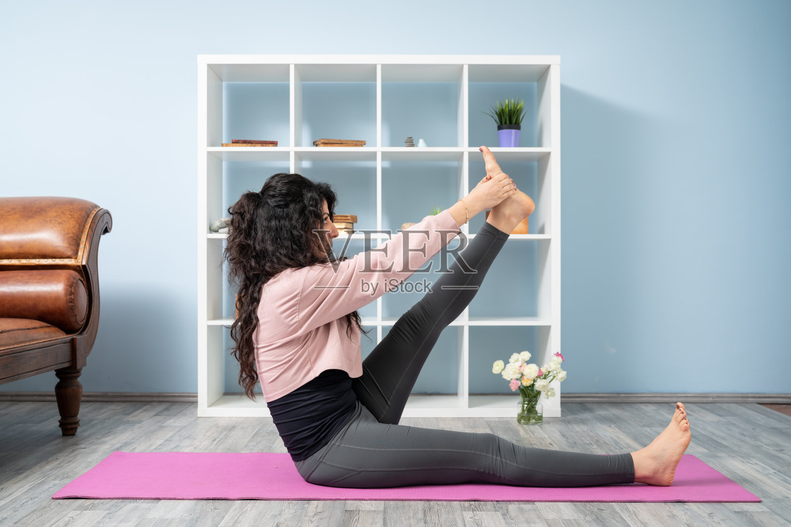 成年妇女在客厅做瑜伽练习的全长照片照片摄影图片