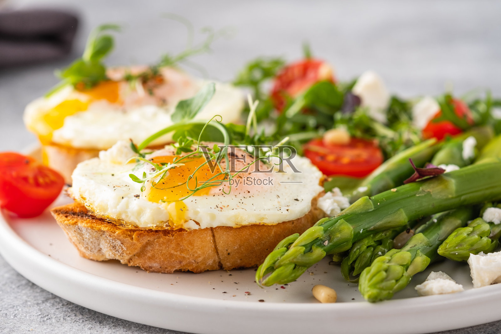 鸡蛋和绿芦笋配烤面包。健康的早餐。照片摄影图片