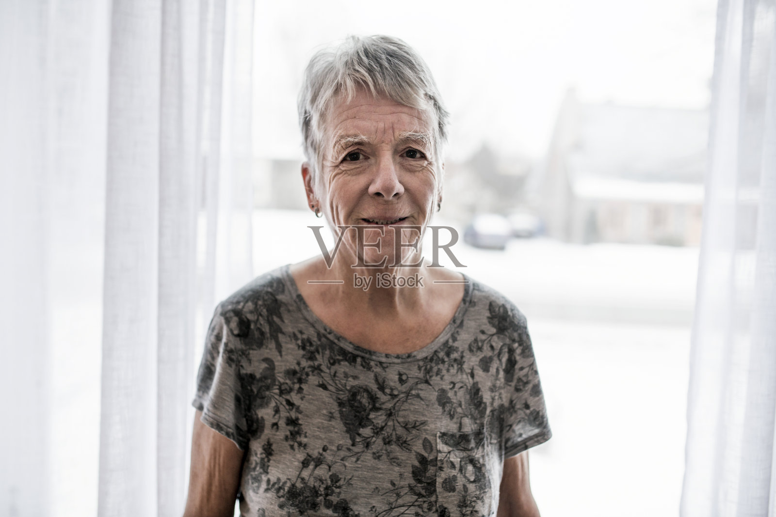 伤心的老女人在家靠窗照片摄影图片