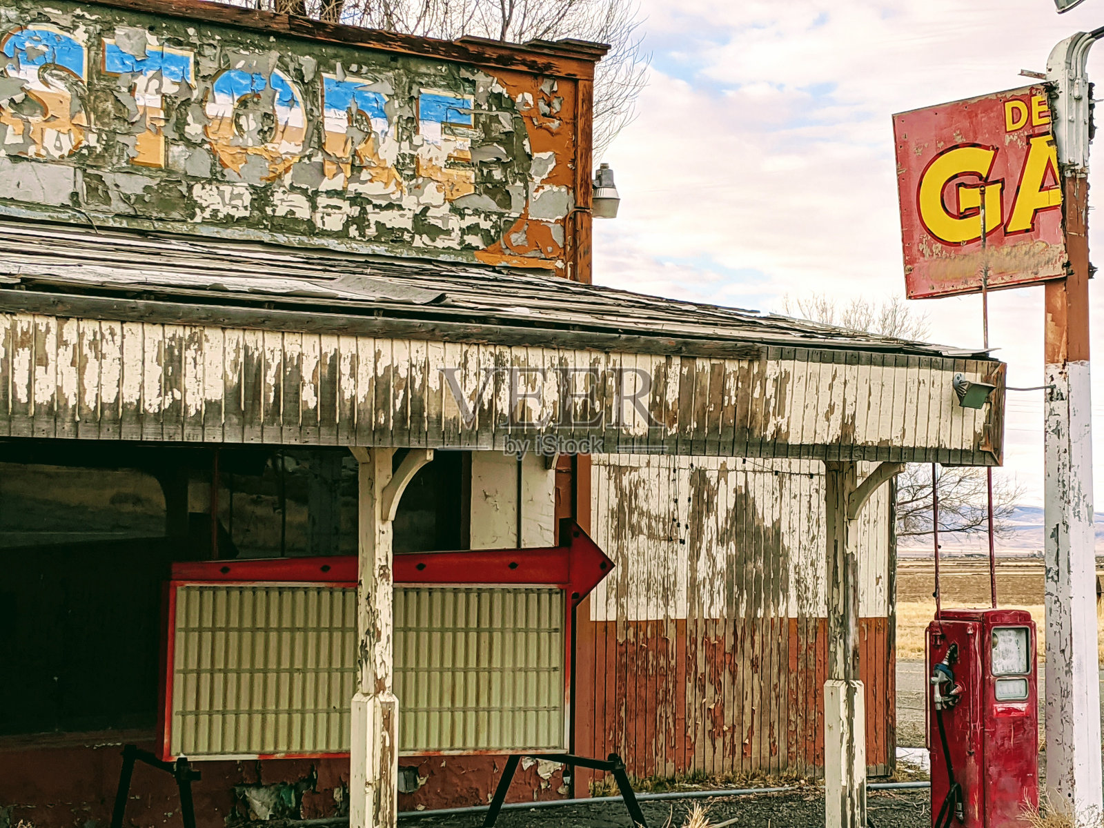 内华达州奥罗瓦达废弃的旧加油站，在美国最偏僻的道路上，沿着US-95照片摄影图片