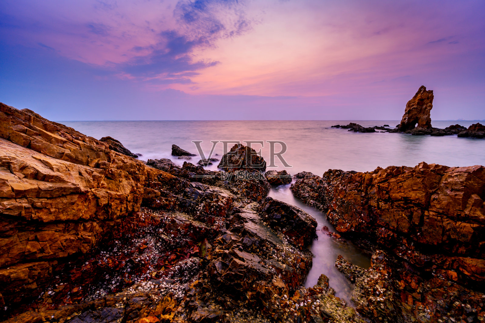 海滩上的热带日落。自然海洋背景和景观。春武里位于泰国东部照片摄影图片