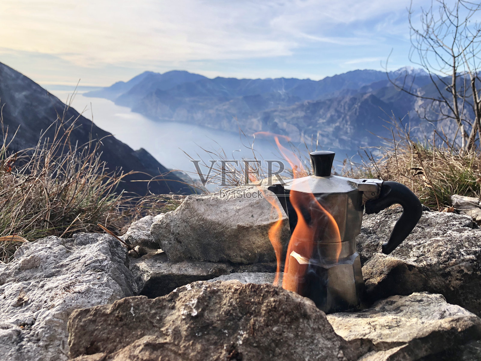 喝咖啡总是一个好主意。摩卡在冬季的山火全景。从巴尔多山看加尔达湖。意大利。照片摄影图片
