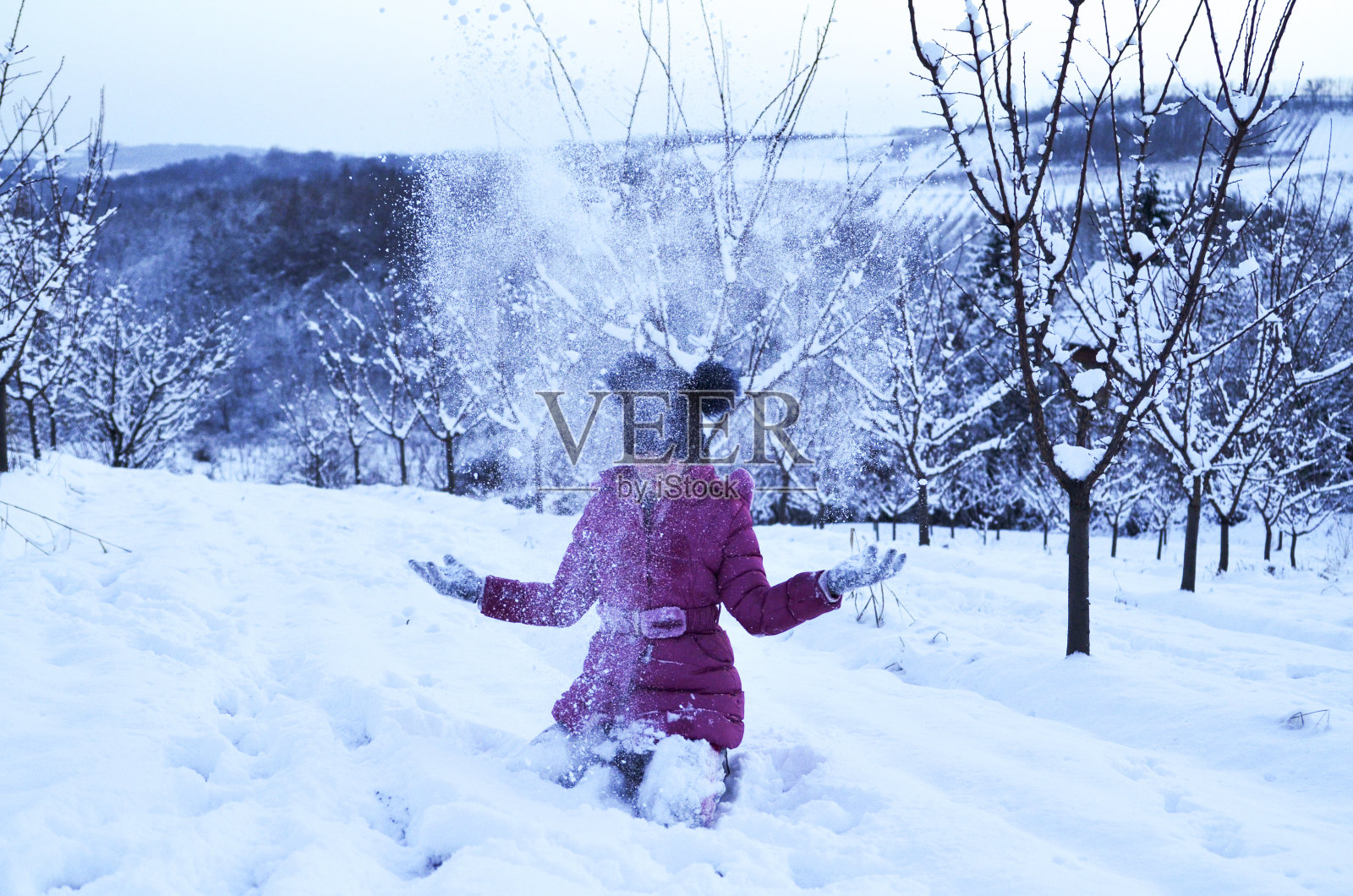 享受冬天的雪和户外的乐趣照片摄影图片