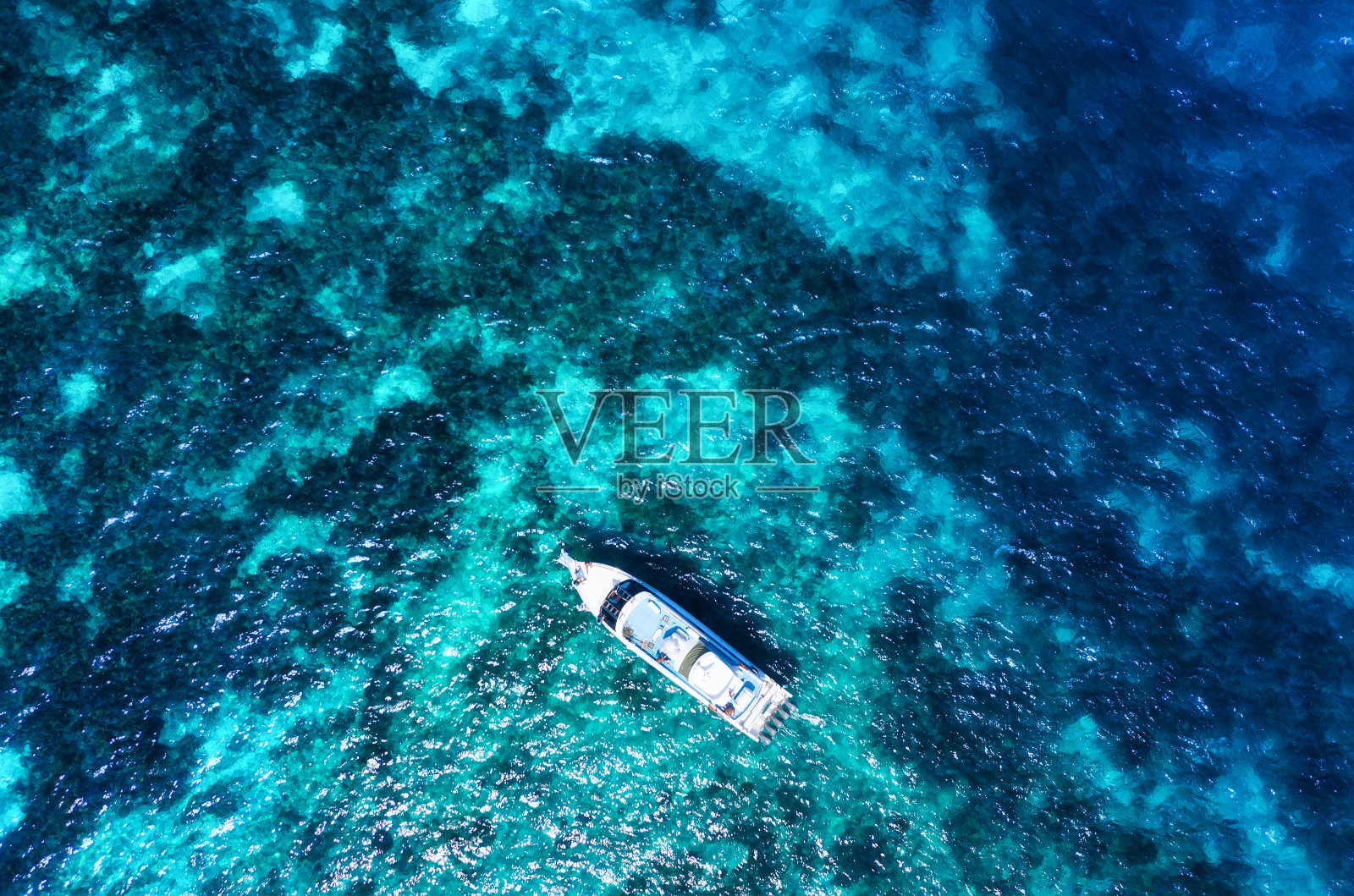 鸟瞰图豪华浮动游轮上透明的绿松石水在阳光明媚的一天。俯视图从无人机。海景与游船。旅行——形象照片摄影图片