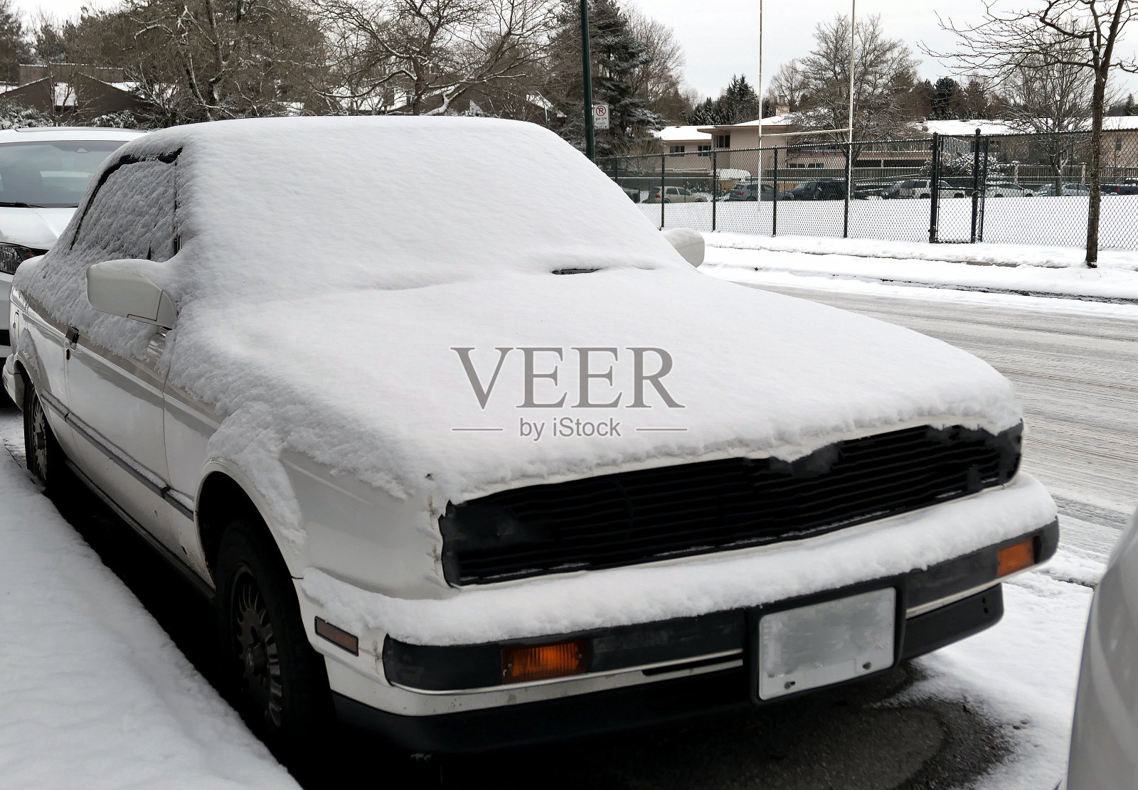 冬天，加拿大BC省温哥华市，汽车被雪覆盖照片摄影图片