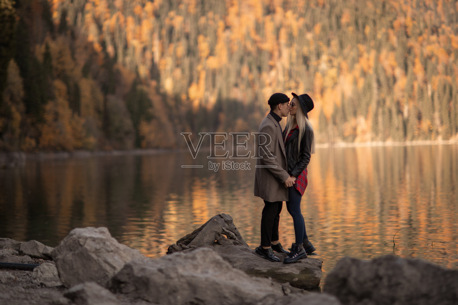 一对男女恋人站在山与山之间的湖边照片摄影图片