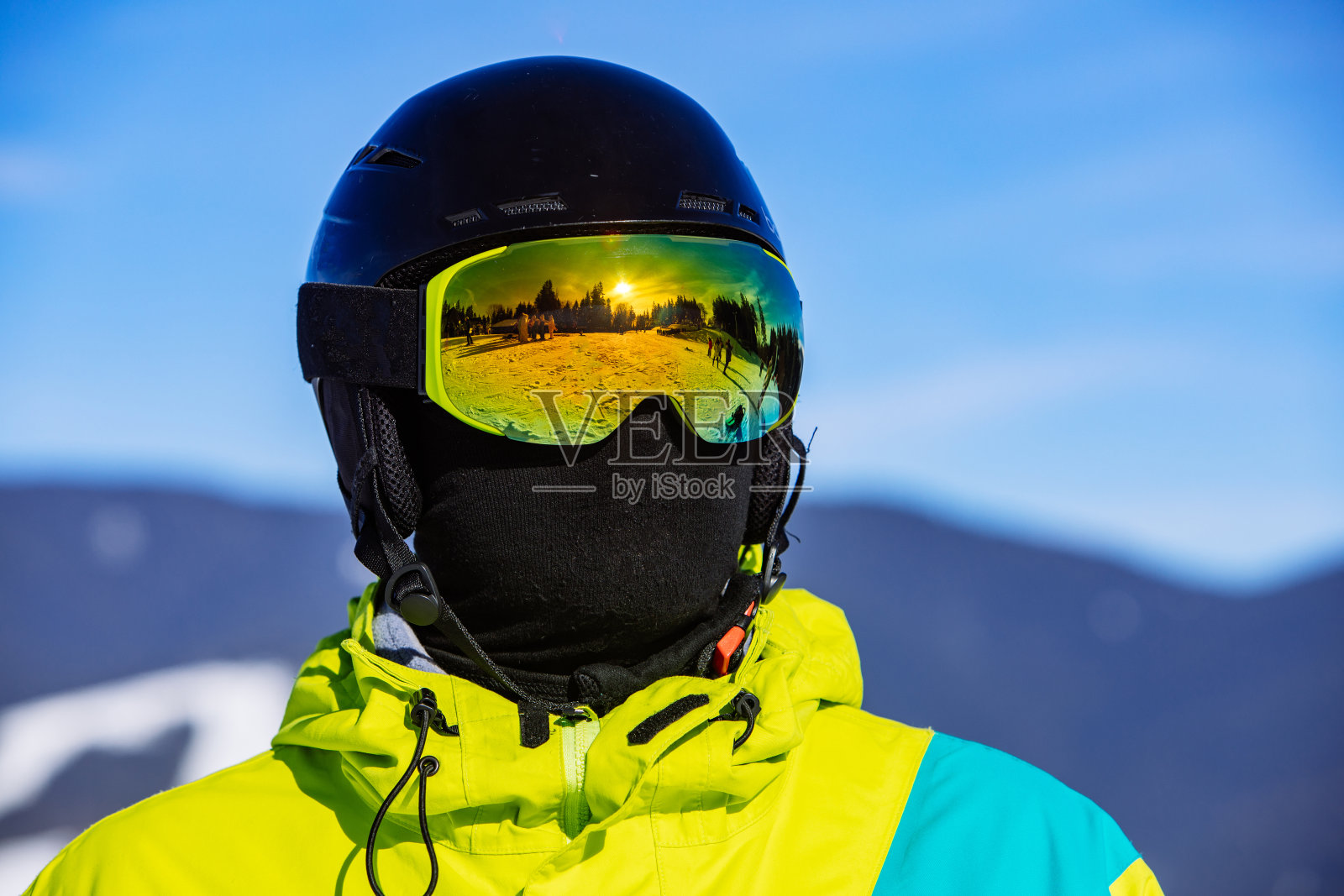 戴着滑雪板面罩和巴拉克拉瓦帽的男人照片摄影图片