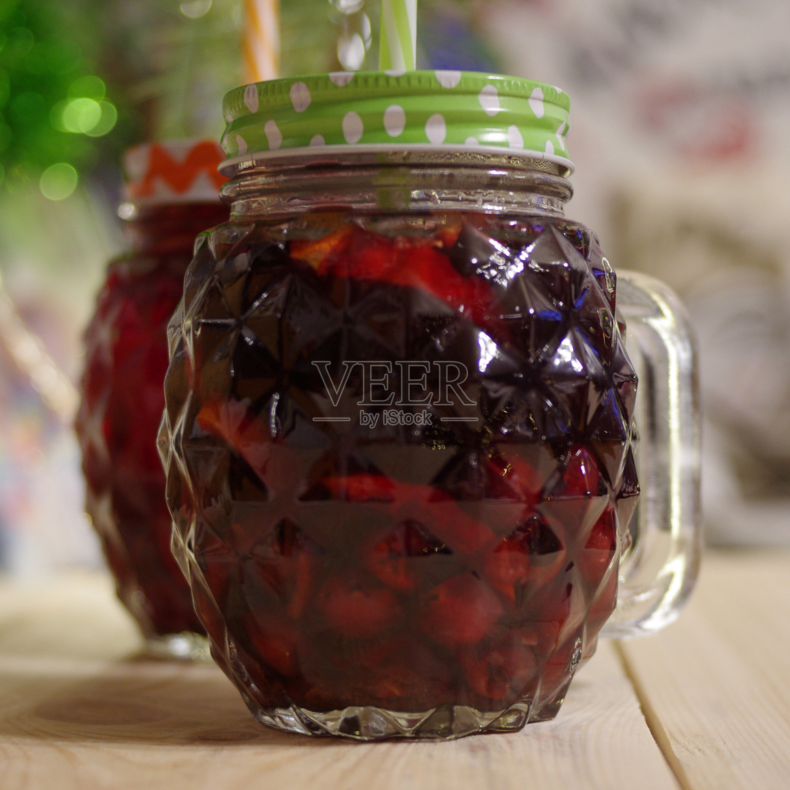 浆果汁装在美丽的玻璃玻璃玻璃管，红色的果汁照片摄影图片