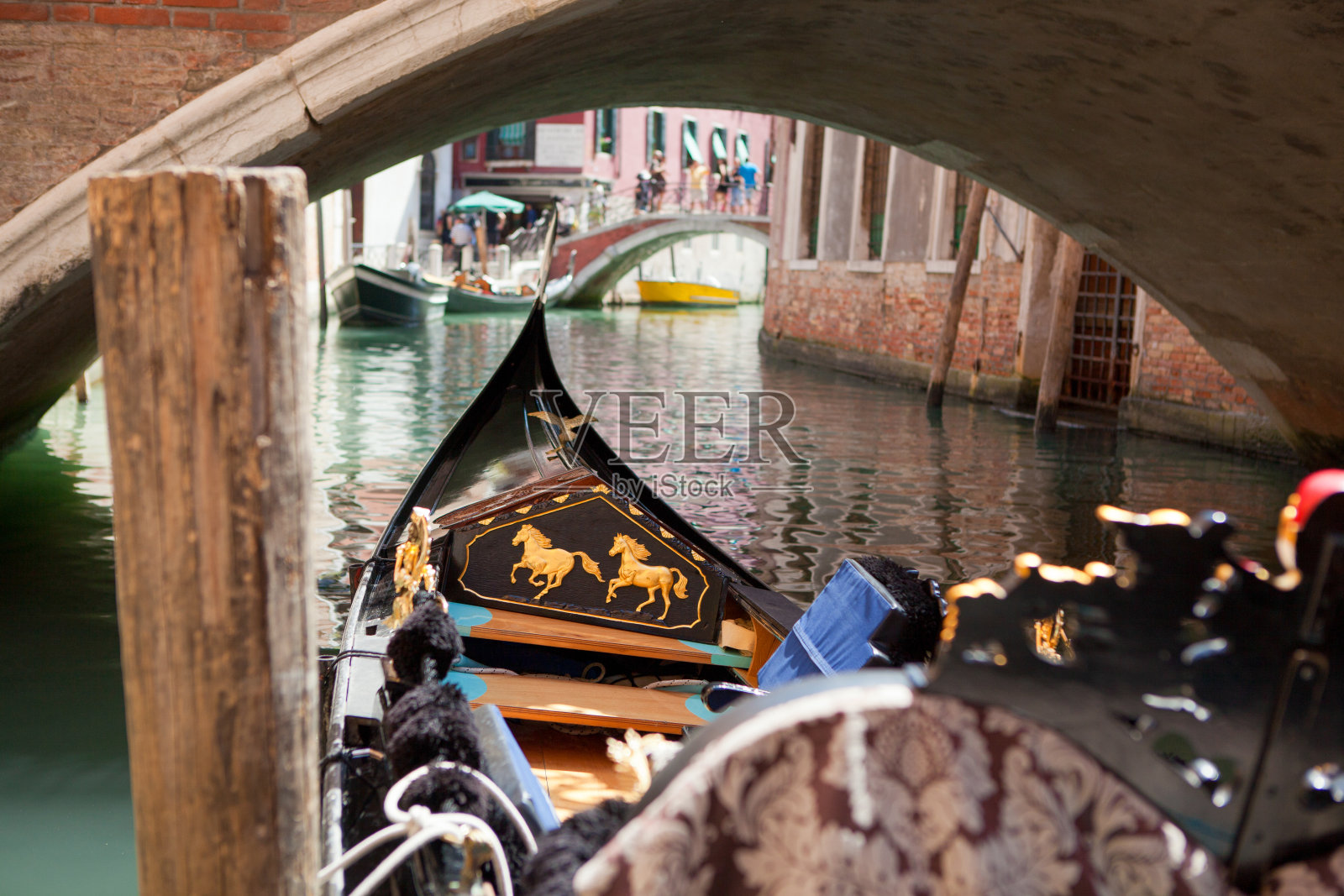在运河边的意大利传统贡多拉上散步。照片摄影图片
