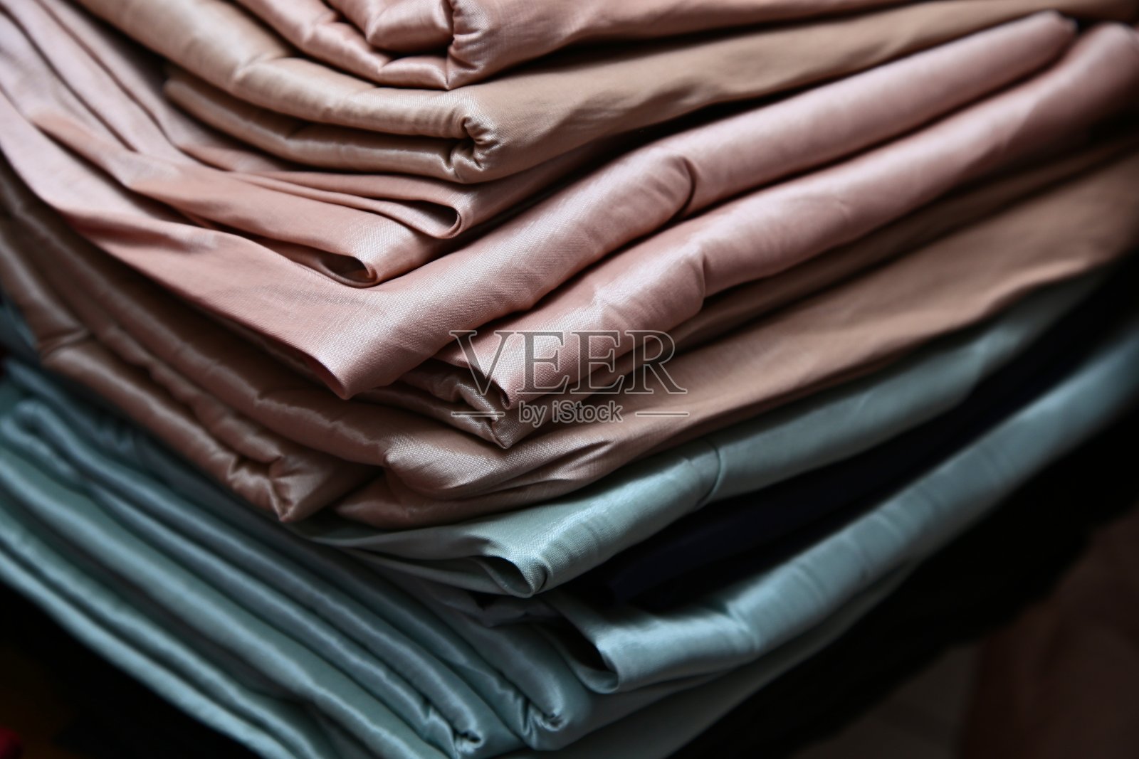 塔夫绸是一种由丝绸或铜铵人造丝、醋酸酯和聚酯制成的清爽、光滑、平纹织物。照片摄影图片