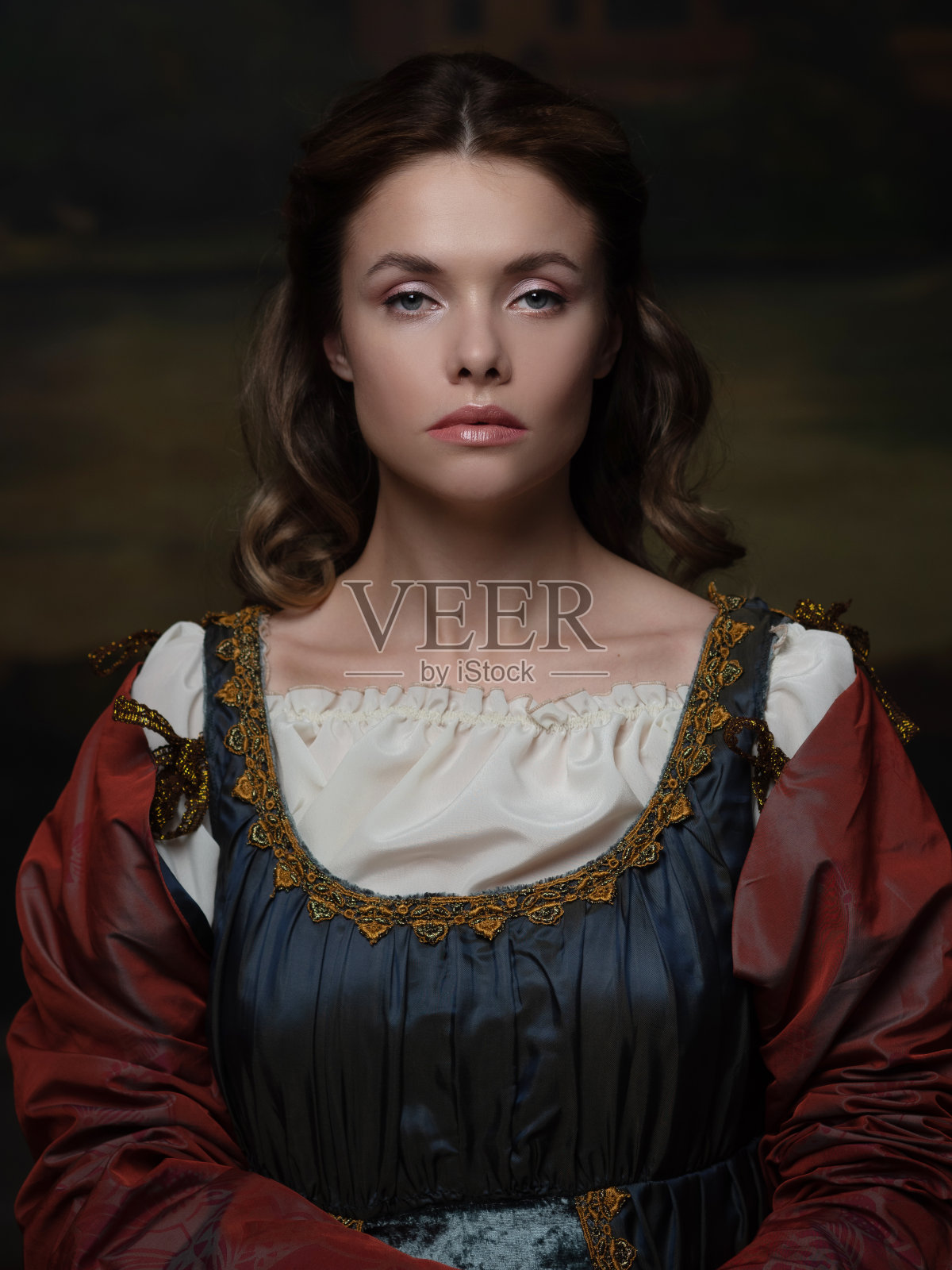 文艺复兴风格的年轻女子肖像。照片摄影图片