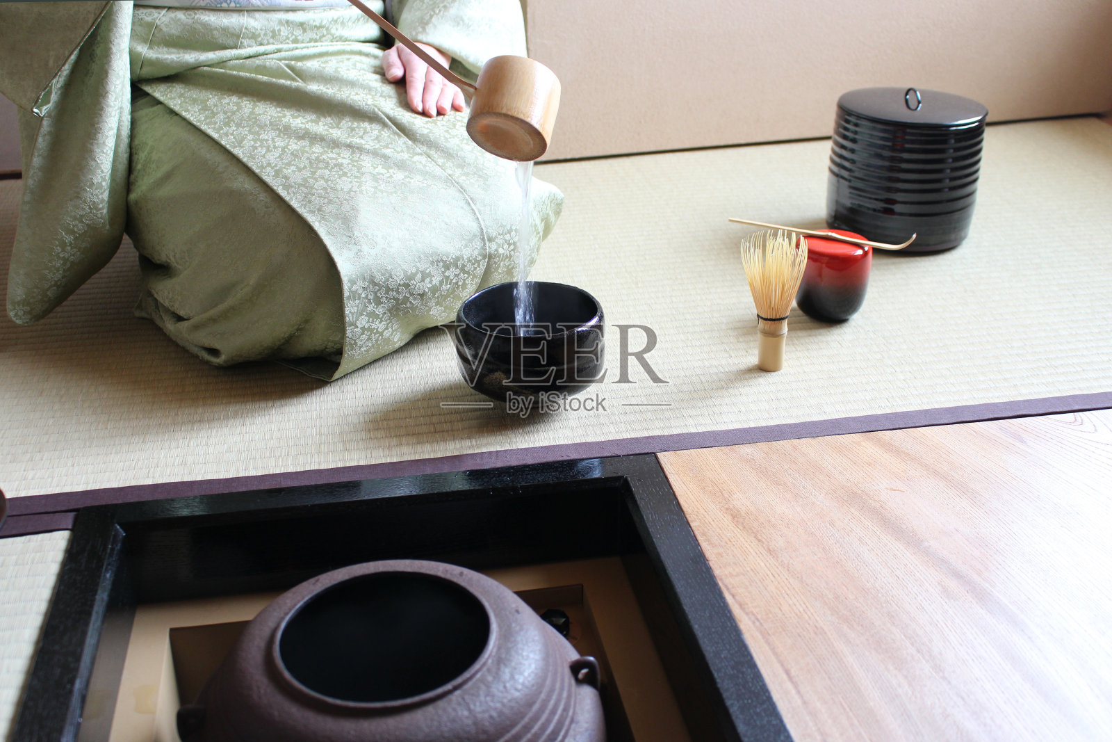 日本茶室:一位正在端抹茶的女士照片摄影图片