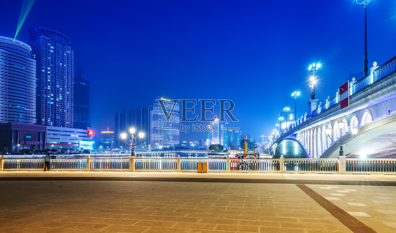 宁波城市天际线，建筑景观夜景照片摄影图片