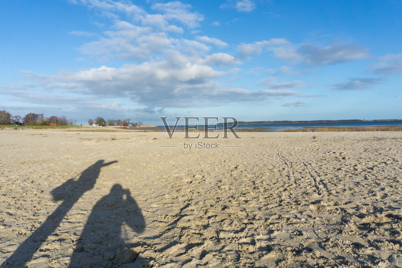 德国波罗的海，阳光明媚的田园海滩照片摄影图片