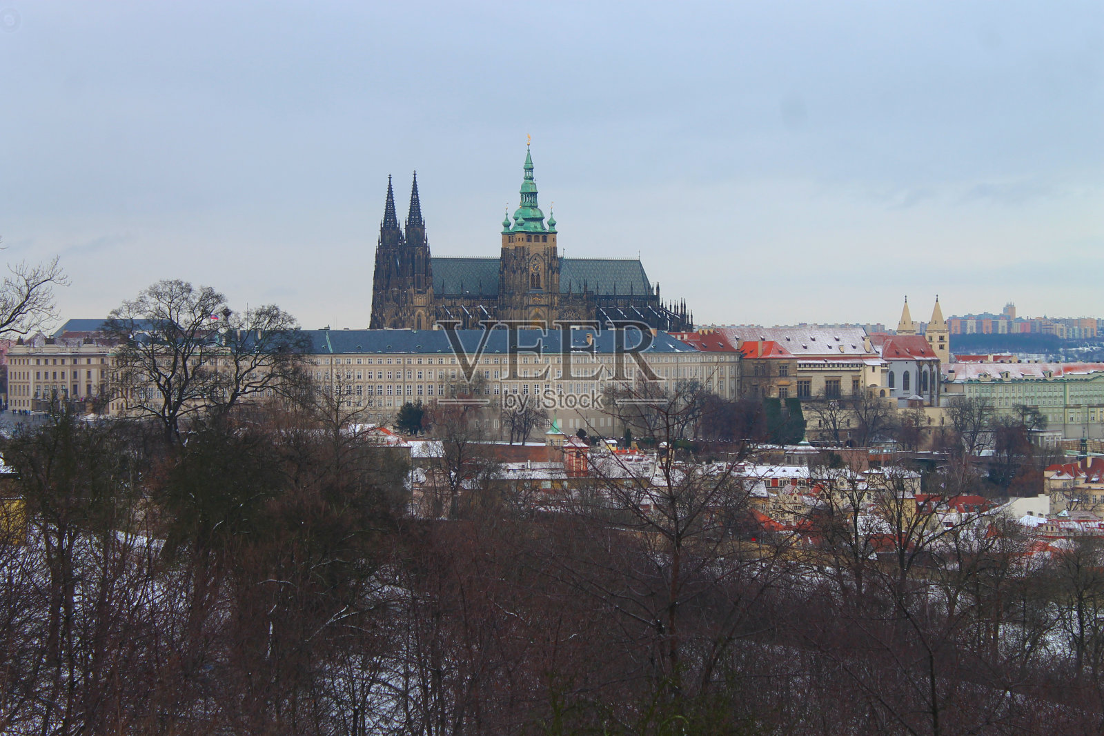 布拉格大教堂，白雪皑皑，天空晴朗照片摄影图片