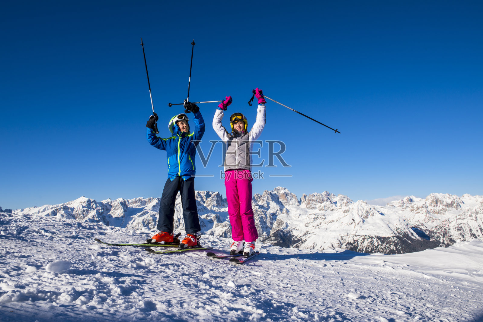 孩子们在阿尔卑斯山的高海拔滑雪坡上玩得很开心照片摄影图片