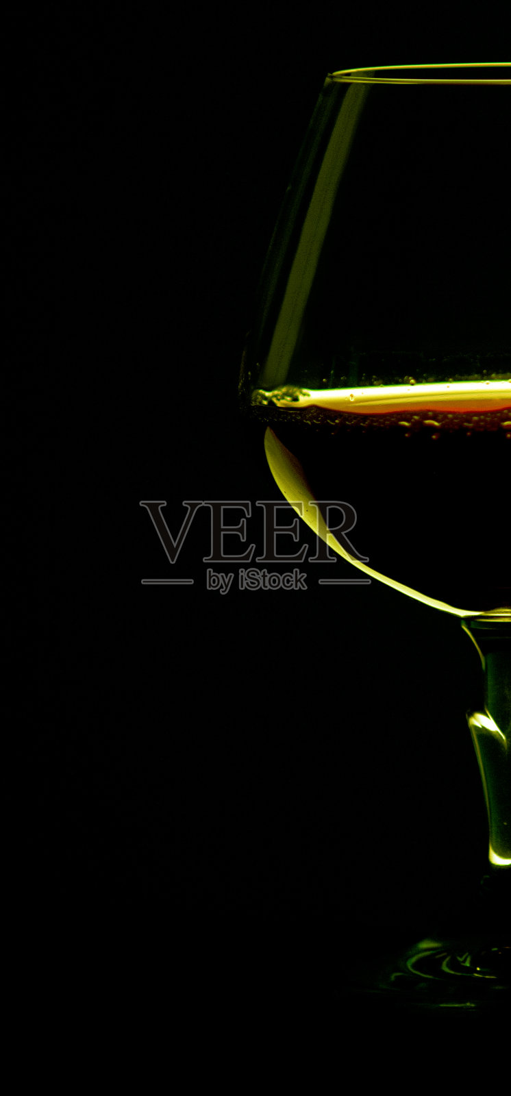 一杯红酒孤立在黑色背景下照片摄影图片