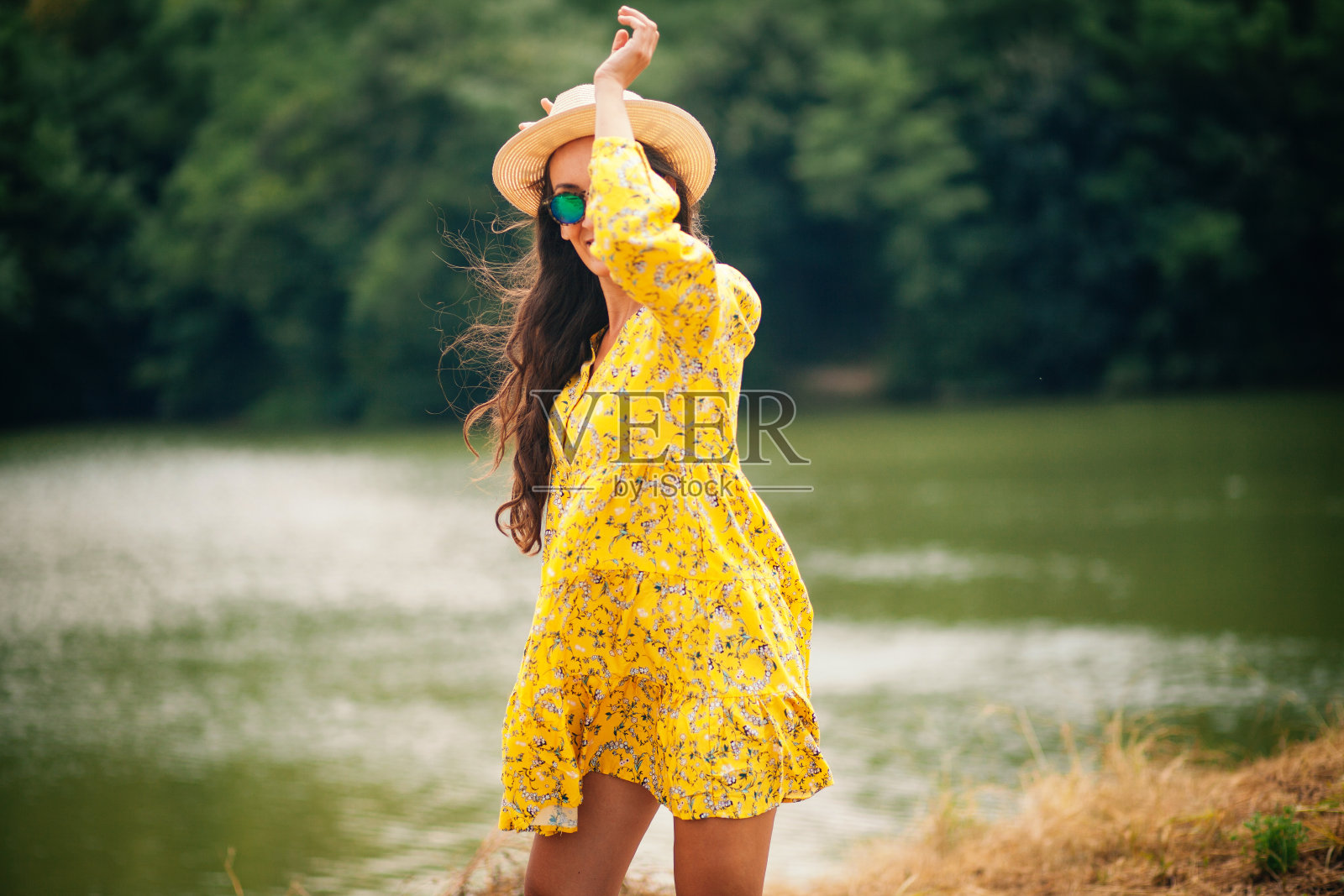 河边快乐的女人照片摄影图片