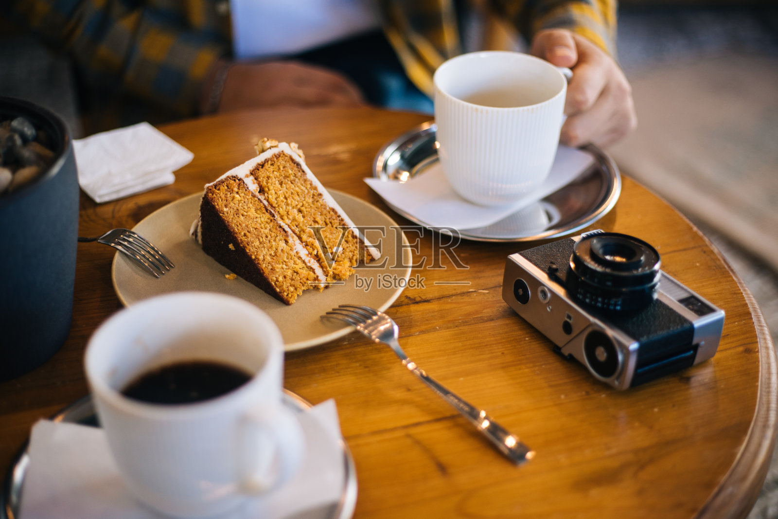 胡萝卜蛋糕和黑咖啡照片摄影图片