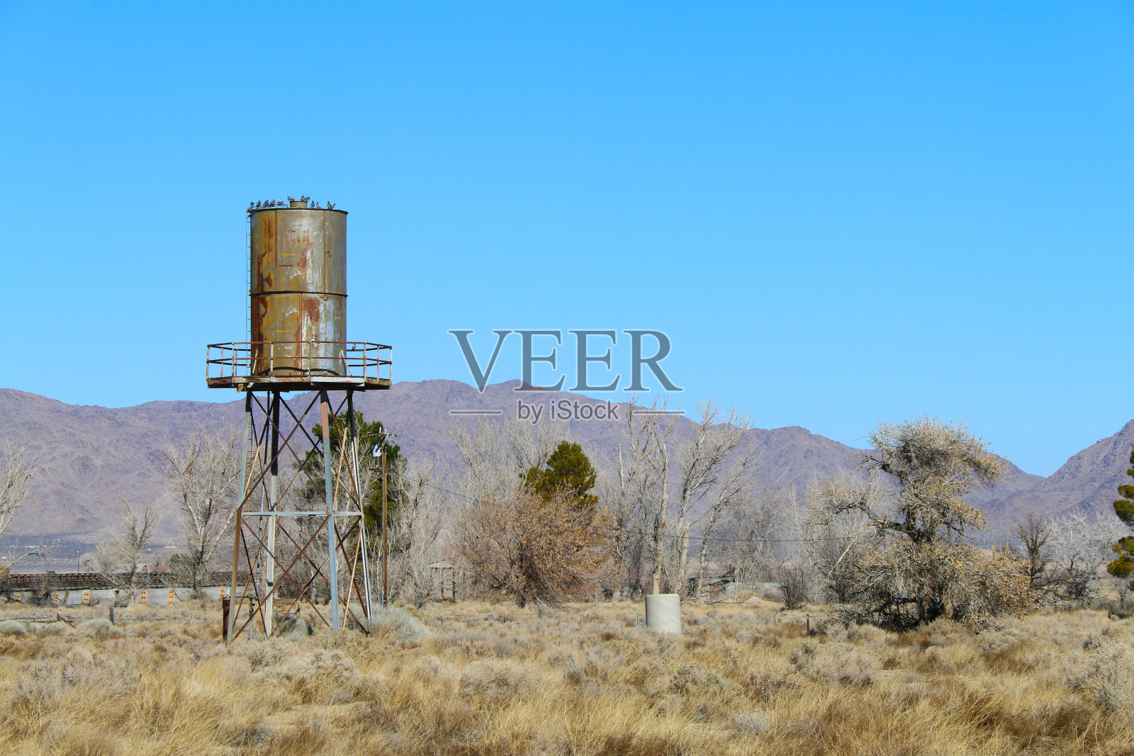古老的西部沙漠水塔照片摄影图片