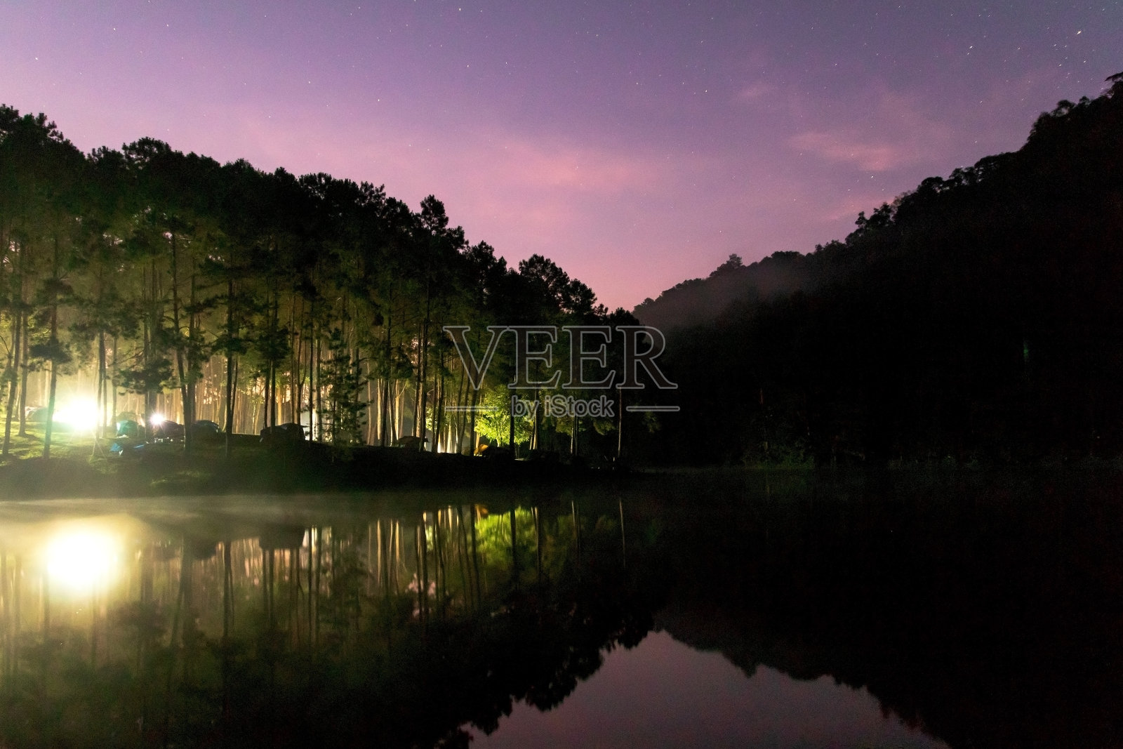 美丽的清晨天空，月亮和星星的微光，在泰国北部的湄宏颂的班公湖。水面上有晨雾。照片摄影图片