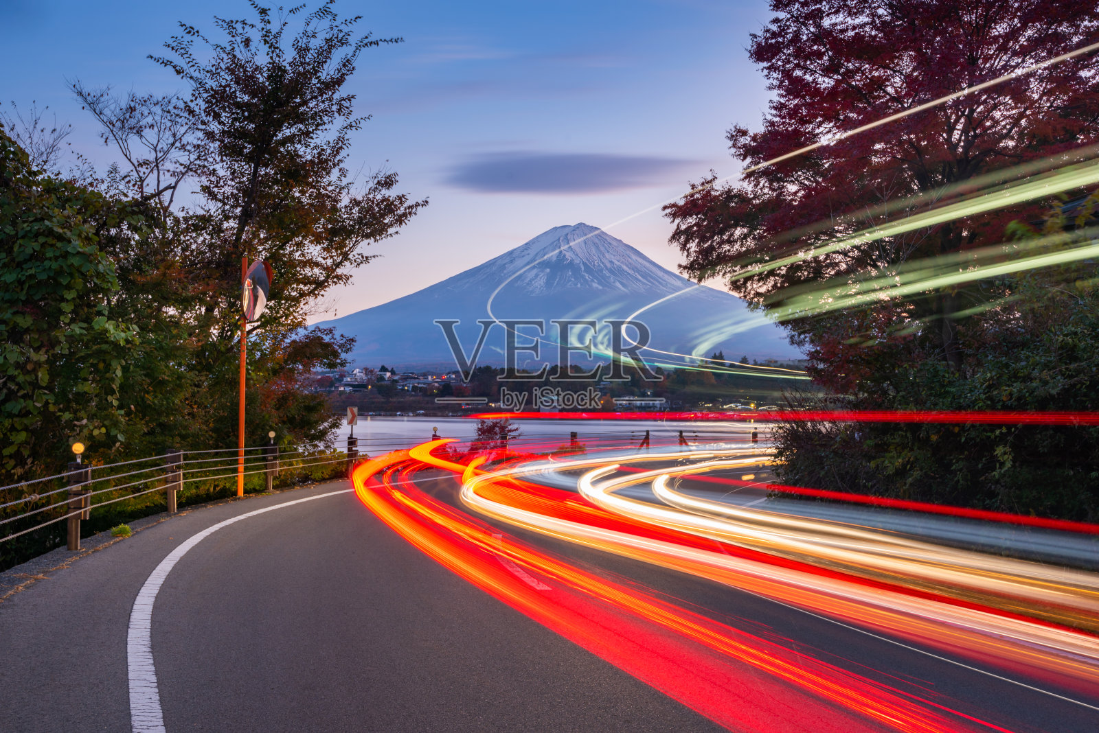 日本川口千子湖富士山的交通灯路径照片摄影图片