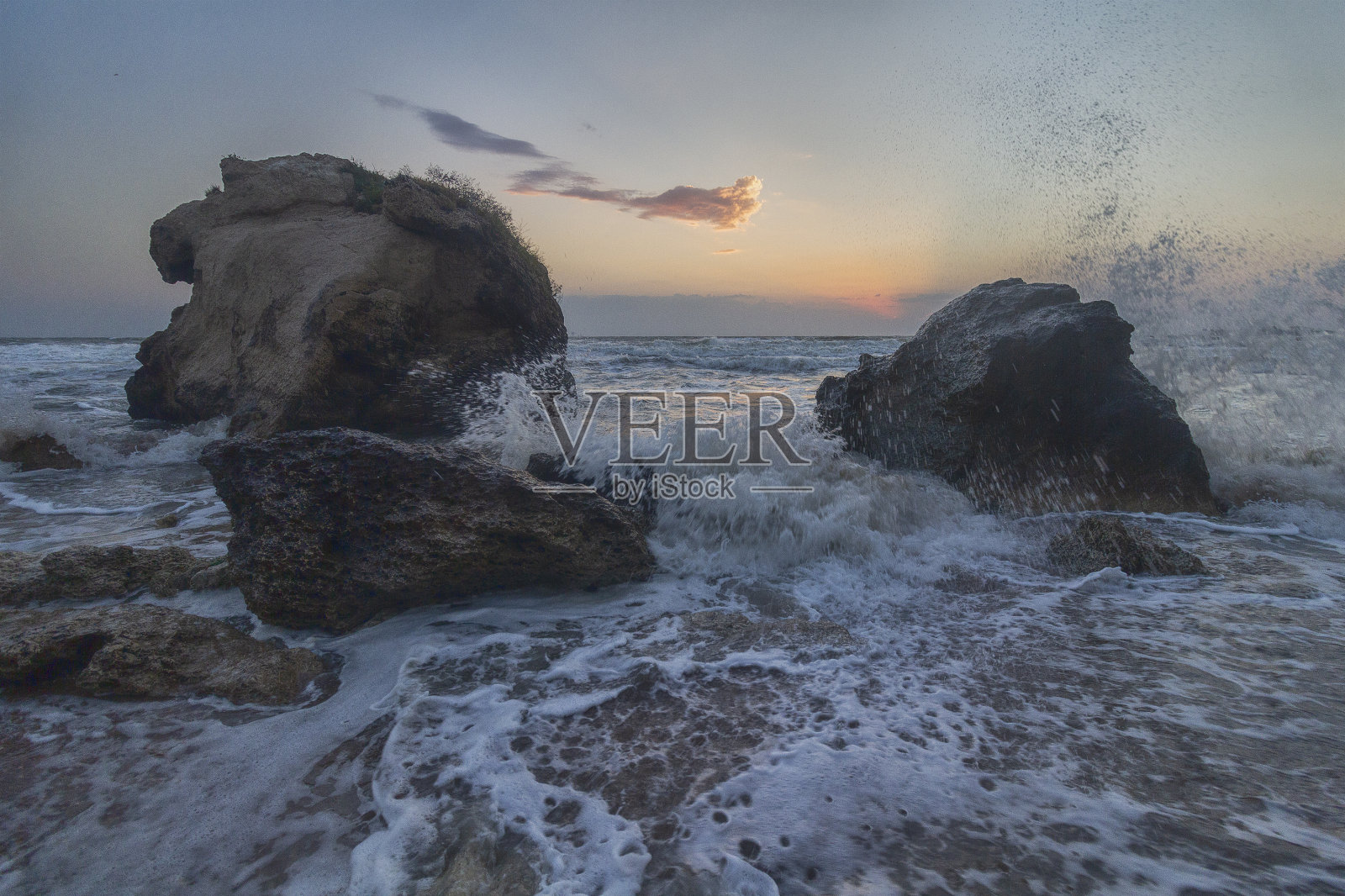 日落时，浪花拍打着海滩上的岩石。克里米亚照片摄影图片