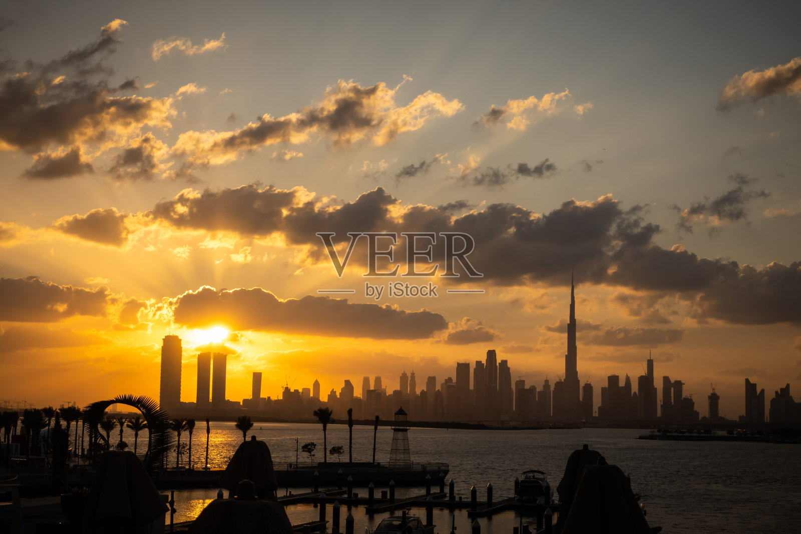 日落时迪拜城市的剪影照片摄影图片